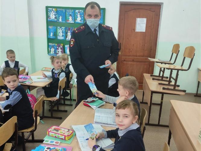 Полиция посвятила школьников в пешеходы