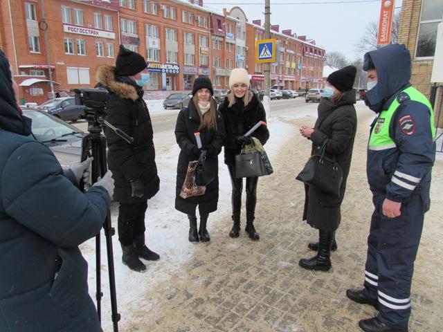 Дорожные полицейские и общественники провели в Вязьме акцию «Будь примерным пешеходом»