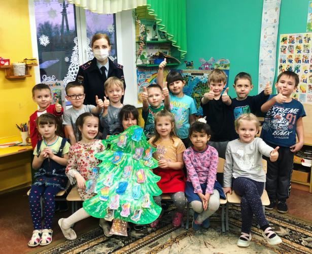 В Починковском районе дорожные полицейские провели с дошкольниками акцию «Автокресло безопасности»
