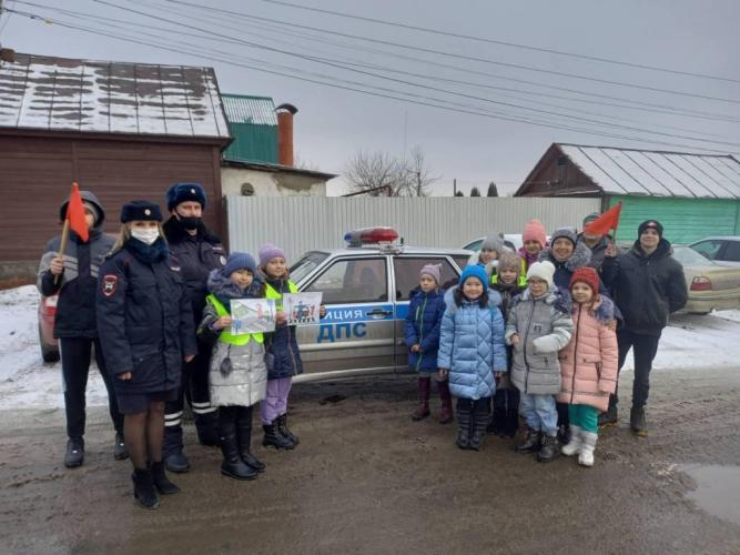 Сотрудники Госавтоинспекции Энгельса вместе с юными инспекторами движения провели профилактическую акцию «Письмо водителю!»