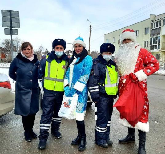 В Сызрани сотрудники Госавтоинспекции принимают участие в предновогодних акциях