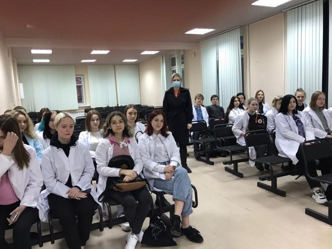 В Апатитах сотрудники ГИБДД провели встречу с учащимися Кольского медицинского колледжа