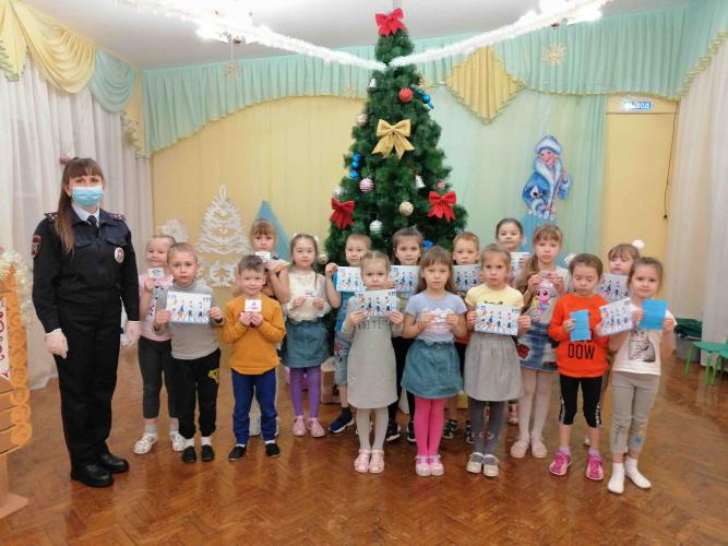 Сарапульские госавтоинспекторы перед зимними каникулами проверили у детей знания ПДД