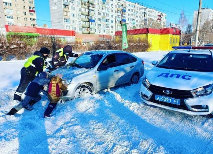 В сложных погодных условиях на дорогах Самарского региона помощь участникам дорожного движения оказывали сотрудники ГИБДД