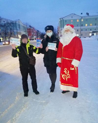 В Сафоново Госавтоинспекторы провели профилактическую акцию «Два пути, одна дорога: в новый год без ДТП»