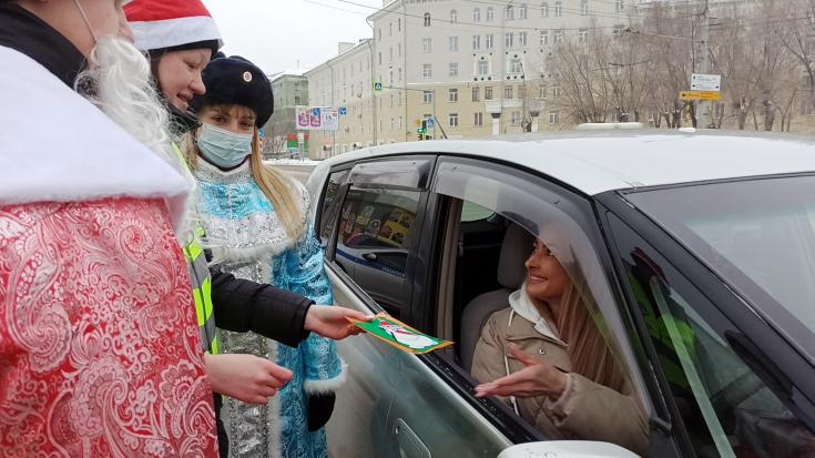 В Новосибирске автоинспекторы вместе со школьниками провели акцию «Новогоднее письмо водителю»