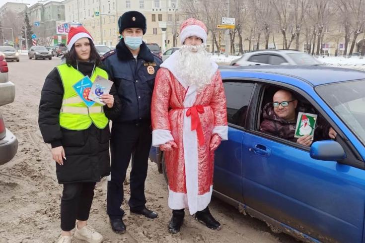 В Новосибирске автоинспекторы вместе со школьниками провели акцию «Новогоднее письмо водителю»