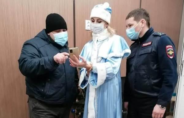 Полицейская Снегурочка пришла на пункт технического осмотра автобусов