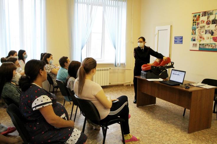 В Чапаевске сотрудники ГИБДД приняли участие в мероприятии, организованном «Школой позитивного материнства»