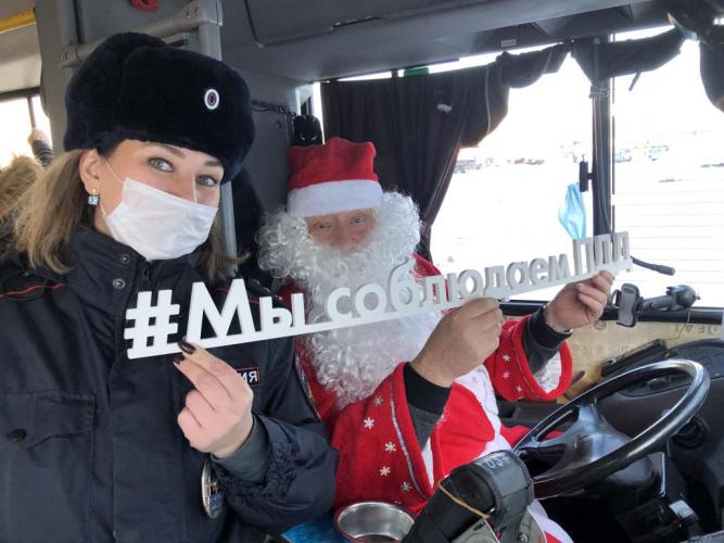Камчатские автоинспекторы приняли участие в акции «Дед Мороз из Автопарка»