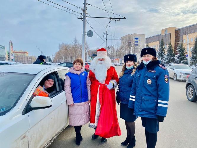 Необычную праздничную акцию провели в Альметьевске сотрудники ГИБДД и работники ГБУ «БДД»,