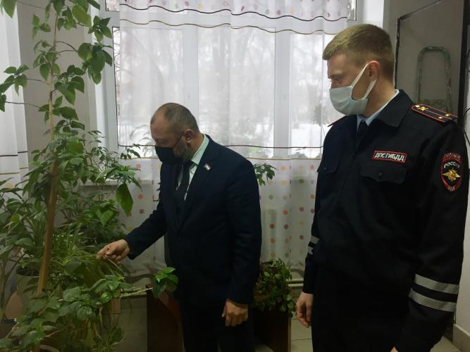 Сотрудники УГИБДД Самарской области обустроили зимний сад для юных воспитанников социального Центра