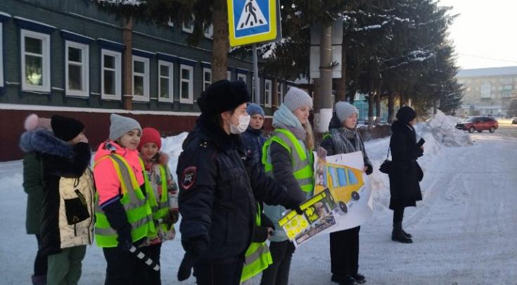 Сотрудники пензенской Госавтоинспекции провели акцию «Шагающий автобус!»