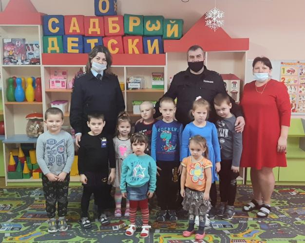 В Гусеве сотрудники Госавтоинспекции провели для дошкольников занятие по ПДД