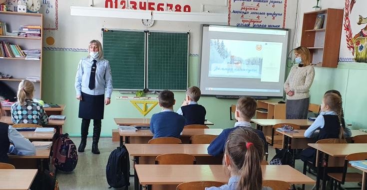 В Павлово дорожные полицейские провели для учеников школы урок безопасности