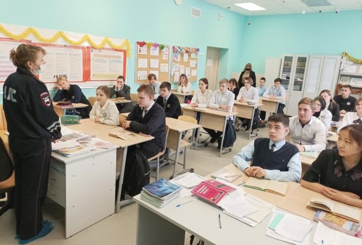 Дорожные полицейские провели беседы со школьниками