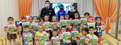В детских садах Татарстана автоинспекторы учат малышей основам безопасного поведения на дороге