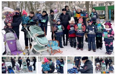 Новгородским родителям разъяснили правила перехода проезжей части с колясками и санками