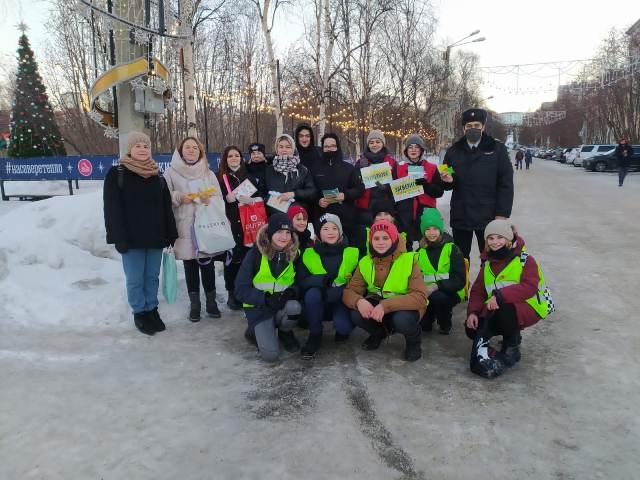 В областном центре сотрудники Управления Госавтоинспекции Мурманской области провели акцию «Засветись!»