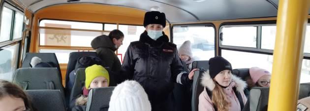 Сотрудники Госавтоинспекции Карелии контролируют безопасность перевозок групп детей автобусами