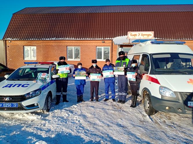 Инструктажи дорожной безопасности проводят врачи и автоинспекторы на тюменской федеральной трассе