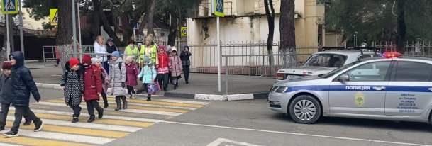 На Кубани автоинспекторы и родительский патруль помогают школьникам освоить правила безопасного перехода