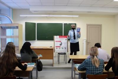 Сотрудники Госавтоинспекции Кузбасса разъяснили старшеклассникам необходимость использования ремней безопасности