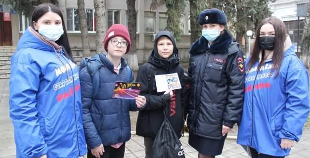 Госавтоинспекторы Кубани совместно с волонтерами напоминают подросткам и их родителям правила дорожного движения