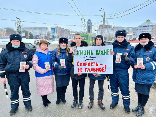 Под девизом «Жизнь важнее! Скорость не главное!», ребята из отряда ЮИД школы №15 Альметьевска в сопровождении сотрудников ГИБДД и ГБУ «Безопасность дорожного движения» призвали горожан соблюдать Правила дорожного движения.