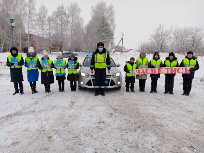 В Татарстане автоинспекторы и их юные помощники провели акцию «Жизнь – важнее скорости»