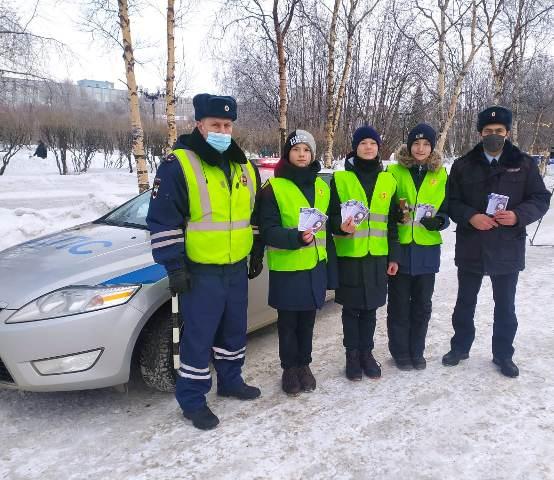 Сотрудники Управления Госавтоинспекции Мурманской области провели в Мурманске мероприятие, направленное на профилактику применения детских удерживающих устройств и ремней безопасности