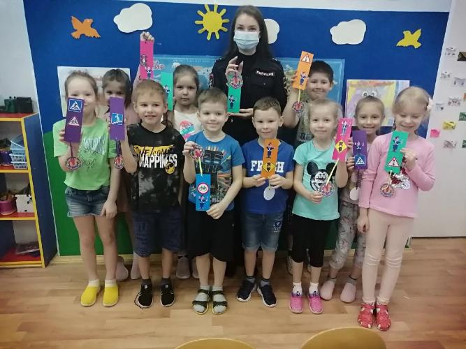 Сотрудники ОГИБДД ЗАТО Александровск проводят профилактические мероприятия в дошкольных образовательных учреждениях
