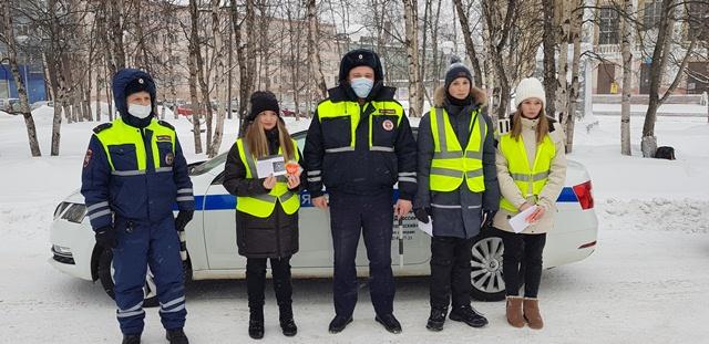 Кандалакшские автоинспекторы совместно с отрядом ЮИД провели профилактическую акцию «Ребенок – главный пассажир»