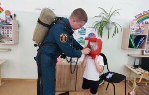 Урок безопасности провели сотрудники МЧС для детей из города Дудинка Материал взят с портала МЧС Медиа