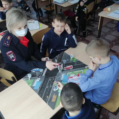 Первоклашкам провели классный час «Безопасность на дорогах»