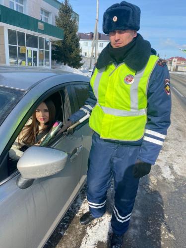 Автоинспекторы поздравили нурлатских автоледи с праздником