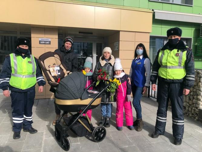 Автоинспекторы Казани навестили в роддоме девушку, которой помогли добраться до больницы