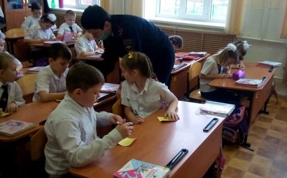 На Кубани школьники изготовили светоотражающие цветы в подарок своим мамам