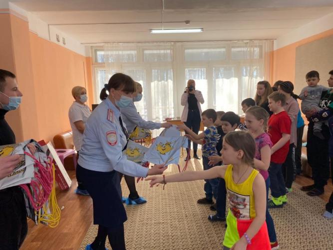 Сотрудники Госавтоинспекции Тульской области в одном из пунктов временного размещения провели встречу с детьми, прибывшими из Донецкой и Луганской народных республик
