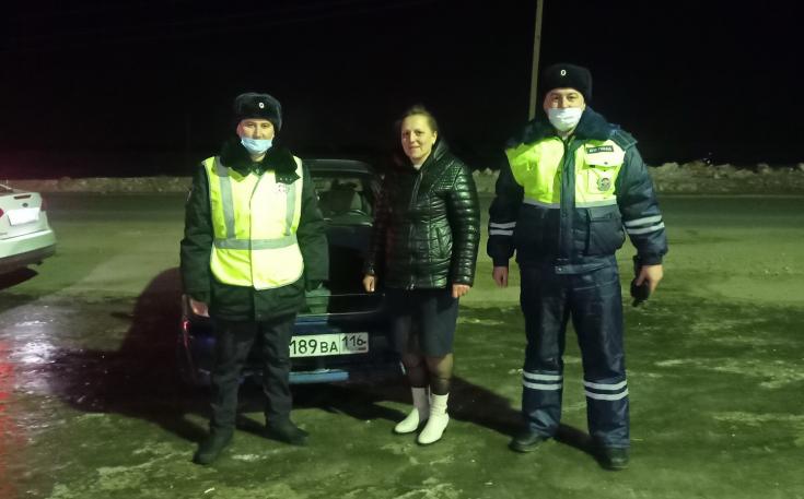 Добрый Татарстан: сотрудники ГИБДД вызволили автоледи из снежной ловушки