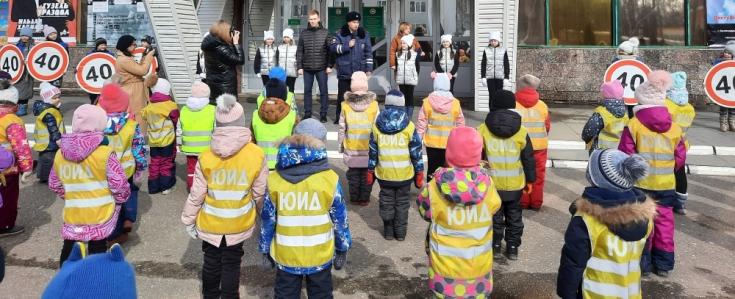 ЮИДовцы Татарстана устроили флешмоб по дорожной безопасности