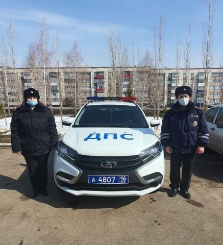Автоинспекторы помогли семье, на авто которых лопнула шина на трассе в Татарстане