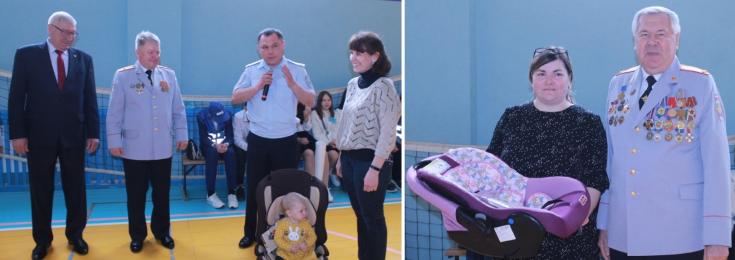 В Татарстане многодетные семьи получили детские автокресла от ветеранов Госавтоинспекции