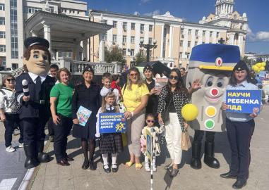 В первый день учебного года в столице Бурятии сотни детей посетили интерактивную площадку по правилам дорожной безопасности
