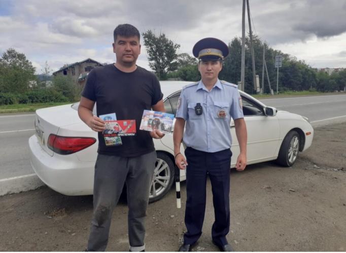 Cотрудники ГИБДД Долинского района провели профилактическую акцию «Пристегнись! »
