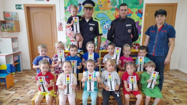В рамках месячника безопасности детей для воспитанников детского сада «Колосок» была организована встреча с сотрудниками ГИБДД по Спасскому району.