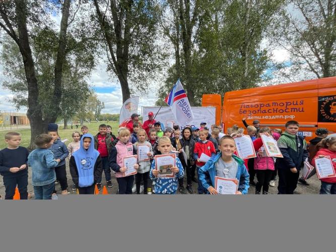 Лаборатория безопасности Новосибирского Автомотоцентра приехала к школьникам Беловодского района Луганской народной республики.
