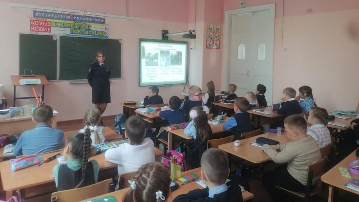 В Ивановской области сотрудники ГИБДД рассказывают школьникам о правилах дорожной безопасности