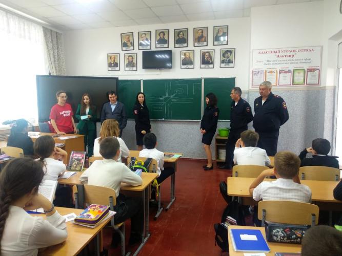 Сотрудники Госавтоинспекции продолжают участвовать в акции Народного фронта "Дорога в школу"
