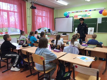 Сотрудники ГИБДД Ловозерского района провели пешие экскурсии для учащихся начальных классов